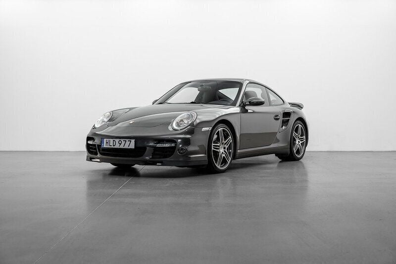 Grå (meteorgrå metallic) Begagnad 2008 Porsche 997 Turbo Sportkupé | 979 000 kr - Bild 1/4