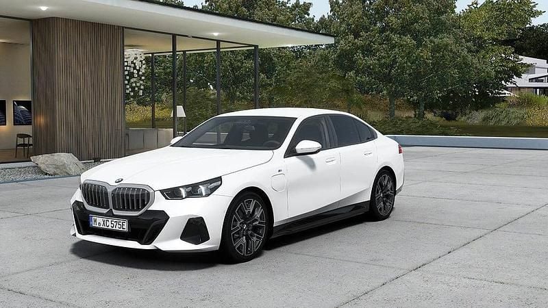 Vit Ny 2025 BMW 530e M Sport Sedan | 639 900 kr (Superpris) - Bild 1/4