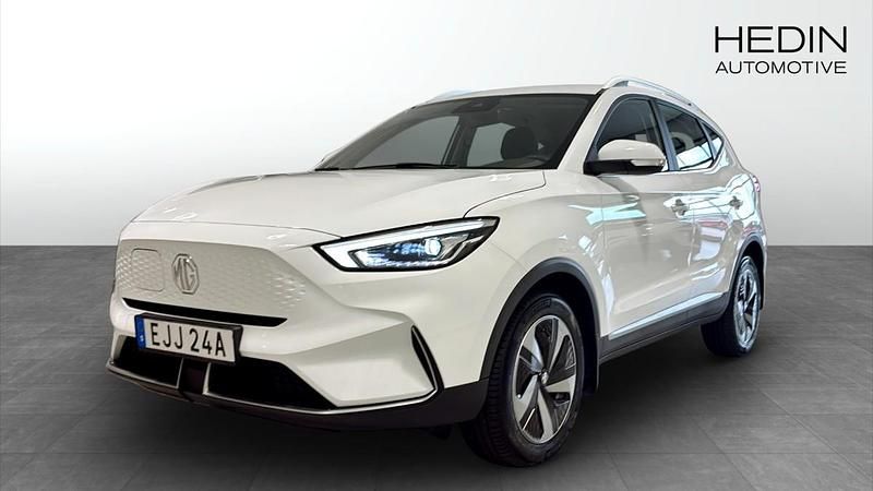 Vit (white) Begagnad 2022 MG ZS Comfort Sedan | 254 500 kr (Bra pris) - Bild 1/4