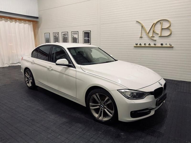 Vit Begagnad 2012 BMW 320 Sport Line Sedan | 107 000 kr (Marknadspris) - Bild 1/4