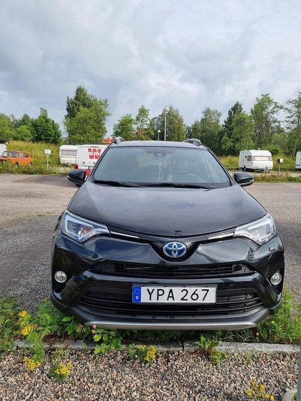 Svart Begagnad 2017 Toyota RAV4 Hybrid Active SUV | 223 000 kr (Bra pris) - Bild 1/4