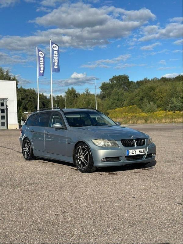 Grå Begagnad 2008 BMW 320 Advantage Kombi | 62 000 kr (Marknadspris) - Bild 1/4