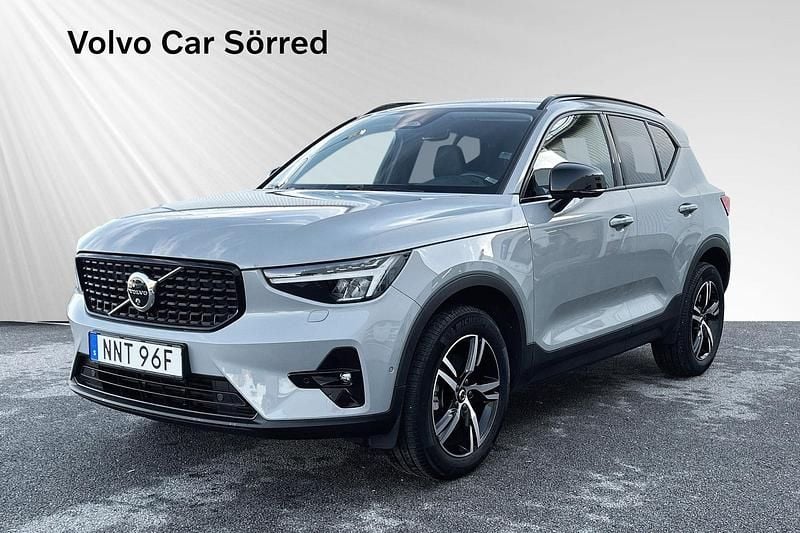Grå Begagnad 2024 Volvo XC40 SUV | 389 900 kr (Marknadspris) - Bild 1/4