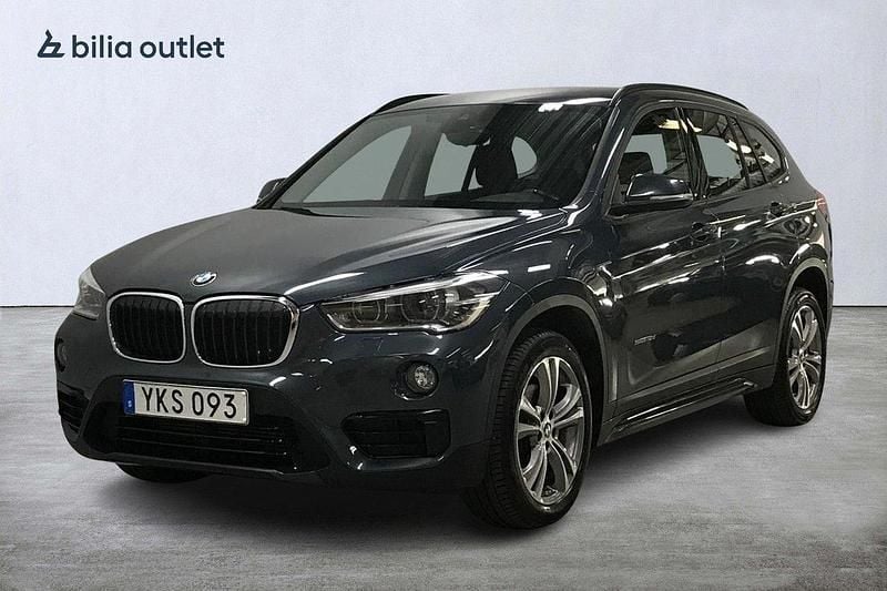 Grå Begagnad 2017 BMW X1 Sport Line SUV | 154 900 kr (Marknadspris) - Bild 1/4