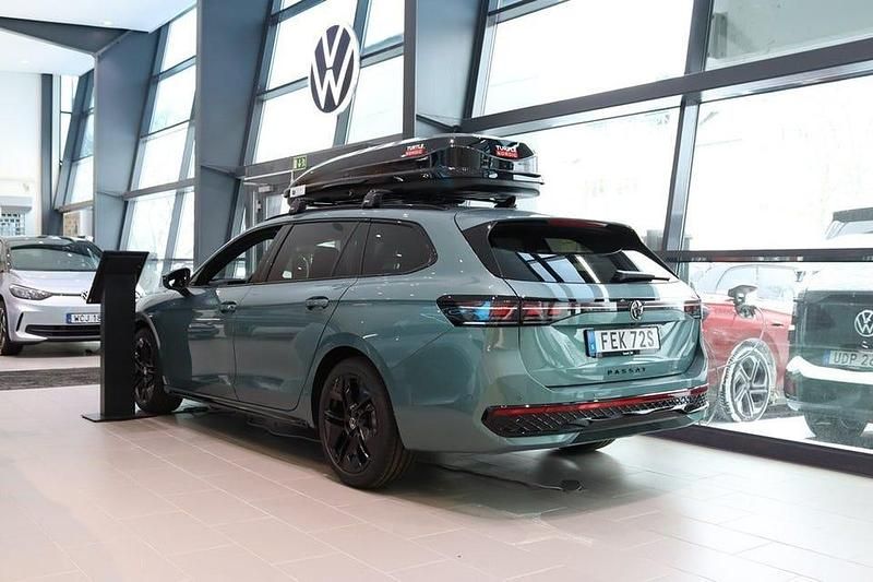 Ny VW Passat R-line 193 HK (141 kW) 2025 Mariposite green metallic Kombi