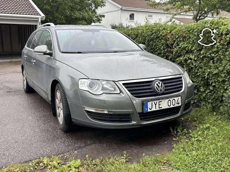 Grön Begagnad 2010 VW Passat Sportline Kombi | 18 000 kr (Marknadspris) - Bild 1/3