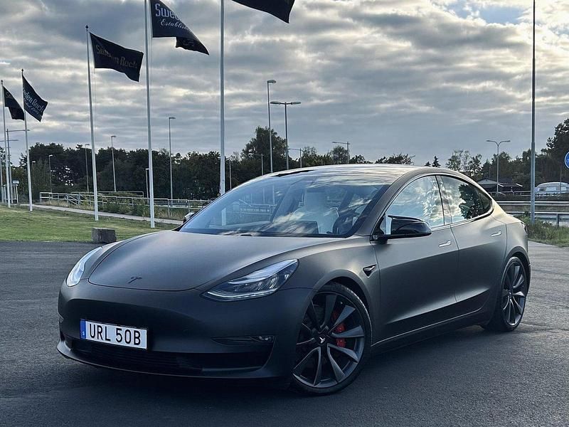 Blå Begagnad 2020 Tesla Model 3 Performance Sedan | 319 000 kr (Marknadspris) - Bild 1/4