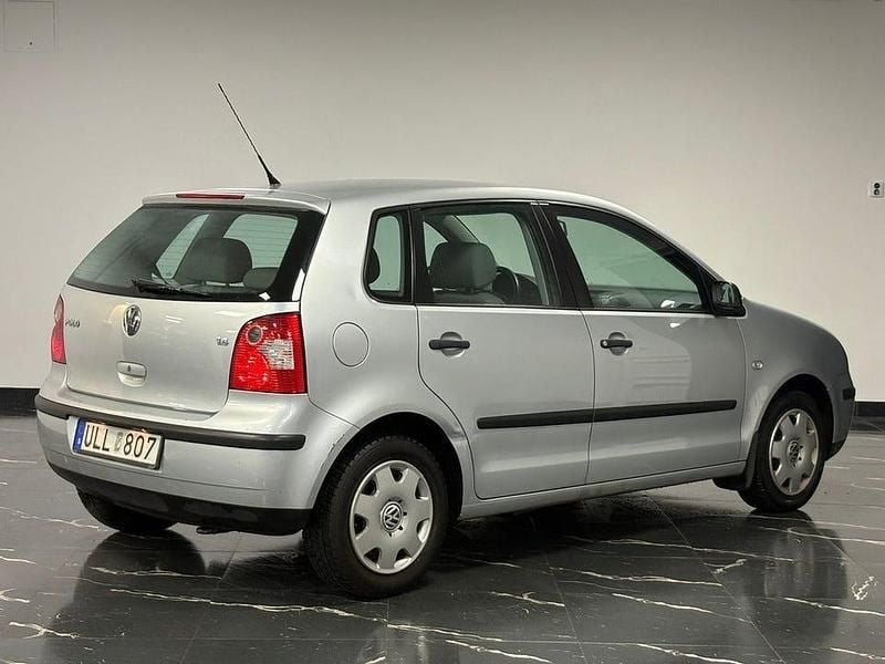 Begagnad VW Polo 75 HK (55 kW) 2003 Silver Halvkombi