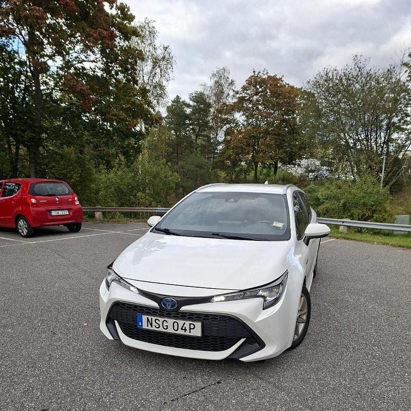 Vit Begagnad 2021 Toyota Corolla Active Kombi | 175 000 kr (Bra pris) - Bild 1/3