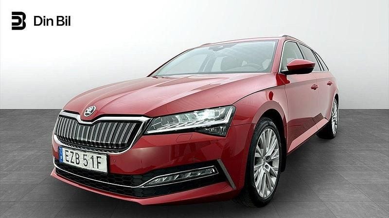 Röd Begagnad 2023 Skoda Superb Style Kombi | 344 900 kr (Marknadspris) - Bild 1/4