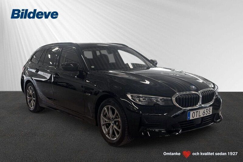 Svart Begagnad 2021 BMW 330e M Sport Kombi | 319 900 kr (Bra pris) - Bild 1/4