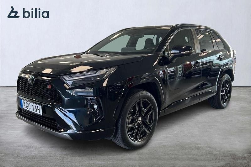 Svart Begagnad 2025 Toyota RAV4 Hybrid Sport SUV | 509 900 kr (Bra pris) - Bild 1/3