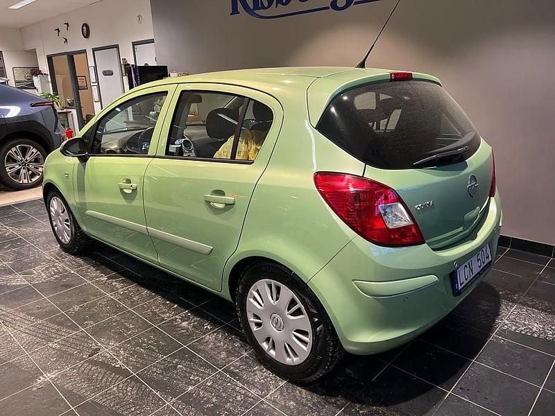 Begagnad Opel Corsa Enjoy 86 HK (63 kW) 2010 Grön Halvkombi