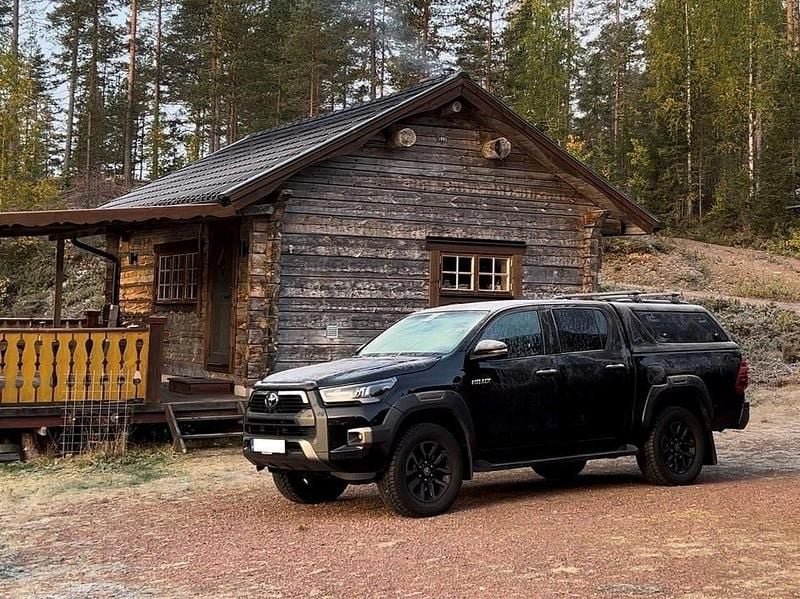 Svart metallic Begagnad 2023 Toyota HiLux Pickup | 540 000 kr (Superpris) - Bild 1/4