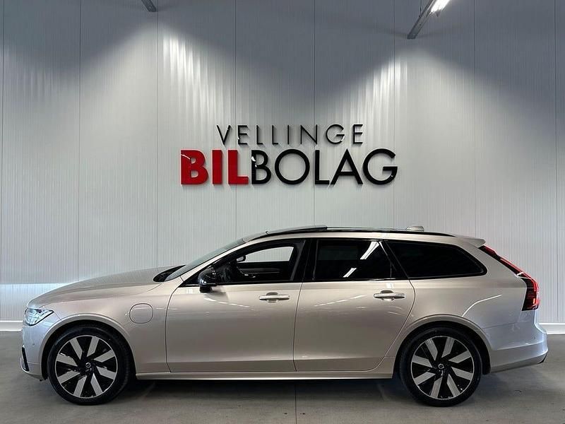 Grå Begagnad 2024 Volvo V90 Plus Kombi | 454 500 kr (Marknadspris) - Bild 1/4