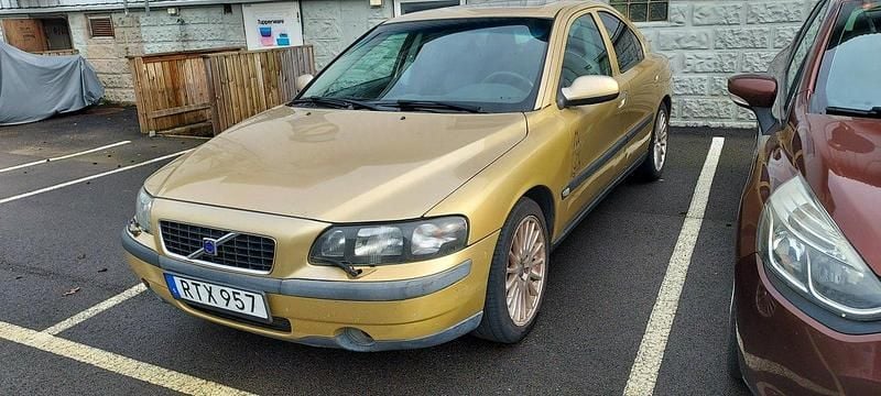 Gul Begagnad 2001 Volvo S60 Business Edition Sedan | 27 000 kr (Bra pris) - Bild 1/4