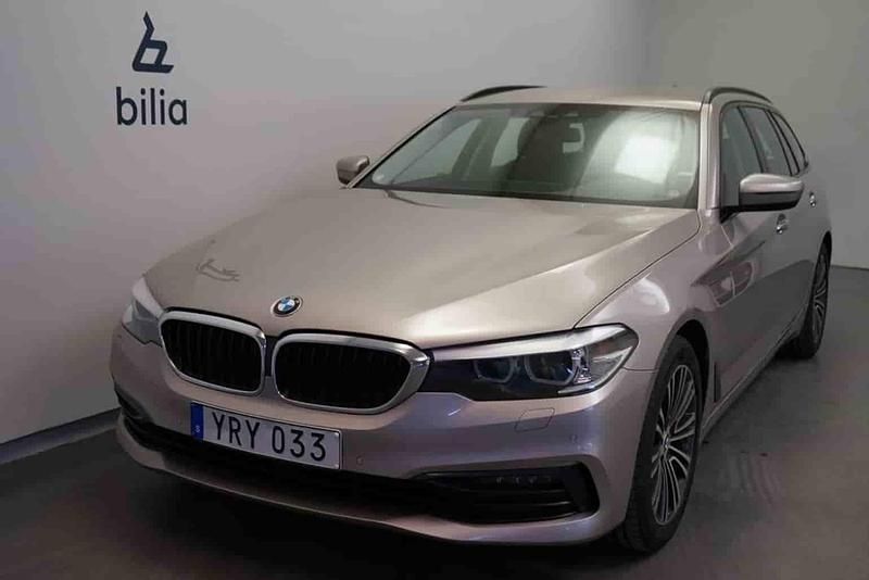 Silver Begagnad 2019 BMW 520 Kombi | 229 500 kr (Marknadspris) - Bild 1/1