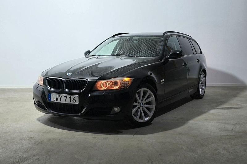 Svart Begagnad 2012 BMW 320 Sport Line Kombi | 119 800 kr (Marknadspris) - Bild 1/3