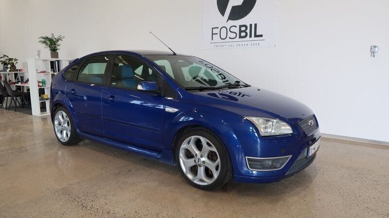 Blå Begagnad 2005 Ford Focus ST Halvkombi | 79 900 kr (Lite dyr) - Bild 1/3