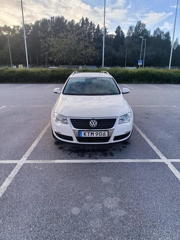 Vit Begagnad 2010 VW Passat Sportline Kombi | 25 000 kr (Marknadspris) - Bild 1/4