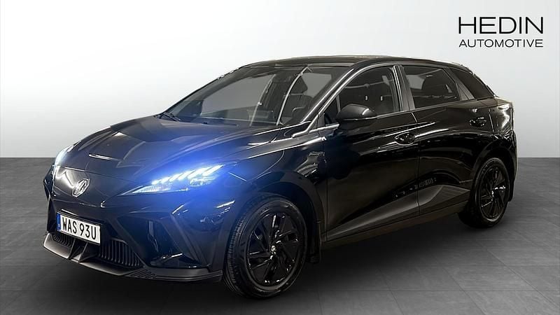 Svart (black) Begagnad 2023 MG MG4 EV Halvkombi | 254 900 kr (Marknadspris) - Bild 1/4