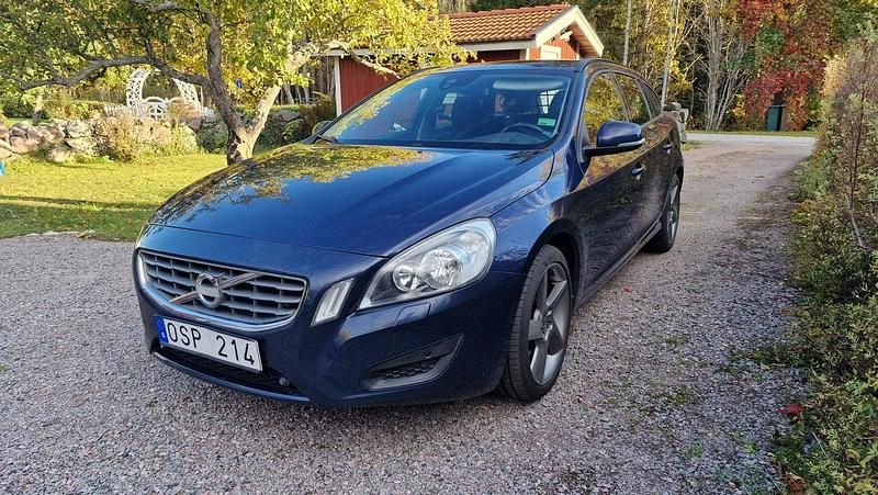 Blå Begagnad 2011 Volvo V60 Kinetic Kombi | 89 000 kr (Bra pris) - Bild 1/4