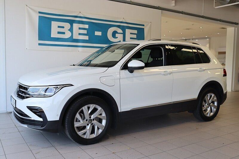 Vit Begagnad 2023 VW Tiguan SUV | 389 900 kr (Bra pris) - Bild 1/4