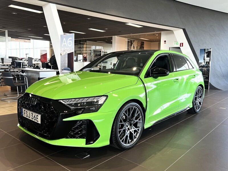 Grön (kyalamigrön) Ny 2025 Audi RS3 Sportback Sport Halvkombi | 799 800 kr (Superpris) - Bild 1/4