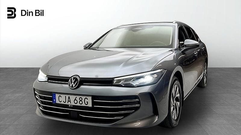 Diabase grey metallic Begagnad 2024 VW Passat Business Kombi | 339 900 kr (Dyr) - Bild 1/4