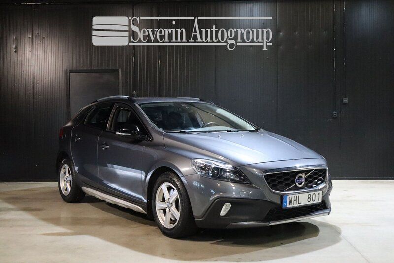 Grå Begagnad 2013 Volvo V40 CC Summum Kombi | 134 900 kr (Marknadspris) - Bild 1/4