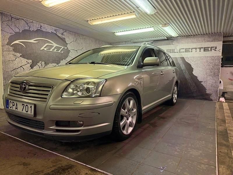 Begagnad Toyota Avensis 163 HK (119 kW) 2006 Grön Kombi