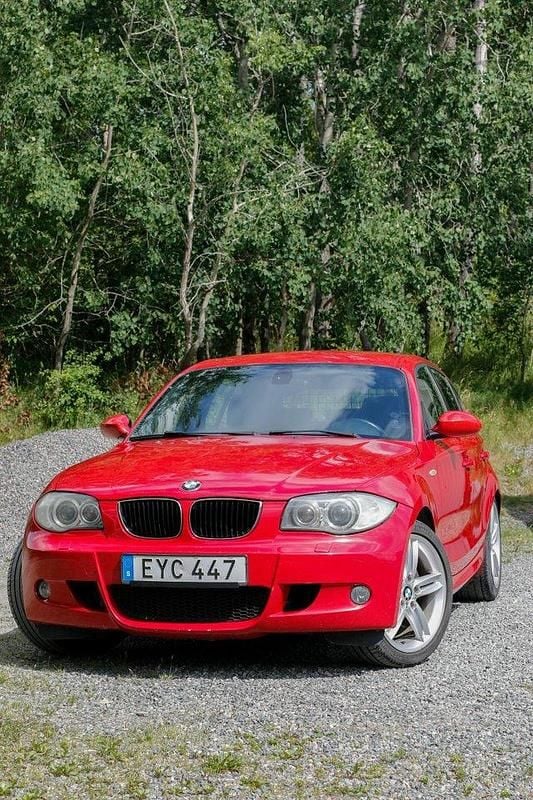 Röd Begagnad 2008 BMW 120 M Sport Halvkombi | 35 000 kr (Superpris) - Bild 1/4