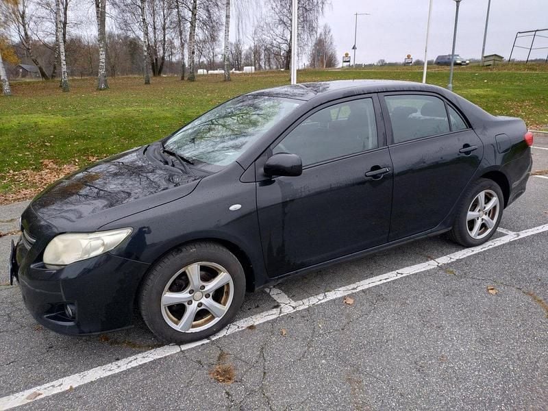 Svart Begagnad 2008 Toyota Corolla Sedan | 40 000 kr (Marknadspris) - Bild 1/4