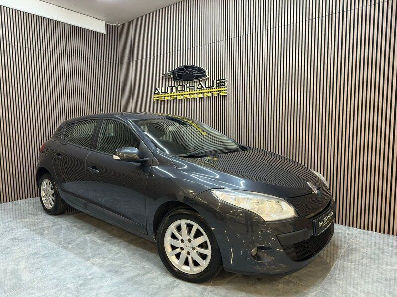 Mörkgrå Begagnad 2010 Renault Mégane III Halvkombi | 49 900 kr (Lite dyr) - Bild 1/4