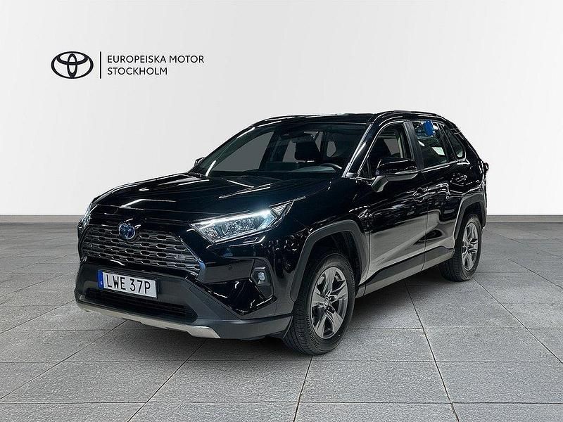 Svart Begagnad 2024 Toyota RAV4 Hybrid Active SUV | 409 900 kr (Marknadspris) - Bild 1/4