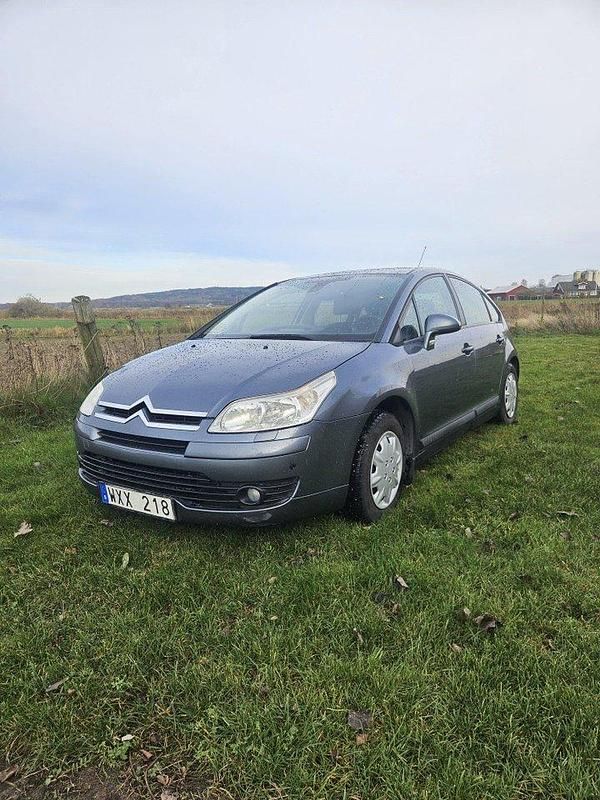 Grå Begagnad 2005 Citroën C4 Halvkombi | 23 500 kr (Marknadspris) - Bild 1/4