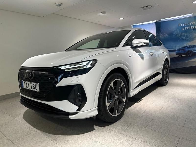 Vit Ny 2026 Audi Q4 Sportback e-tron S-Line SUV | 702 400 kr (Lite dyr) - Bild 1/4