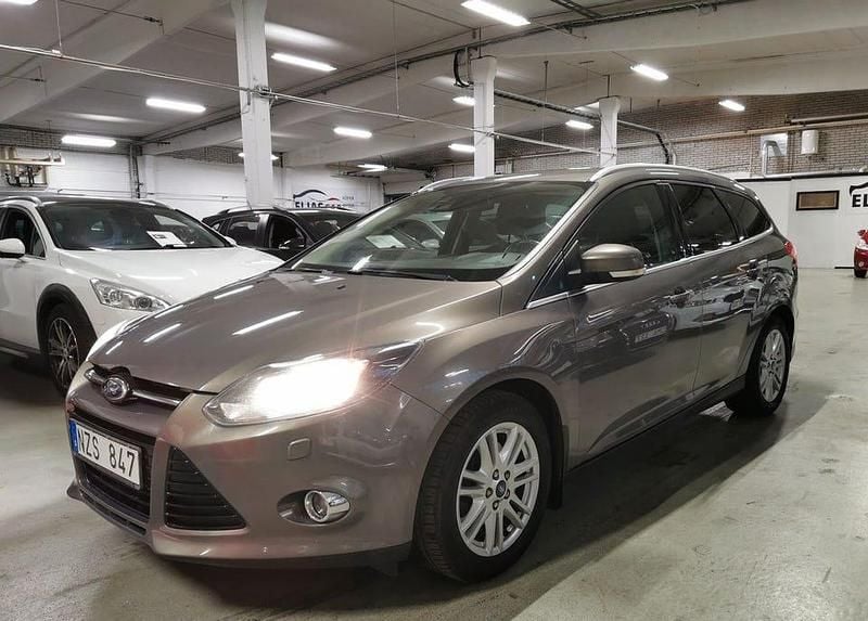 Begagnad Ford Focus Titanium 150 HK (110 kW) 2013 Brun Kombi