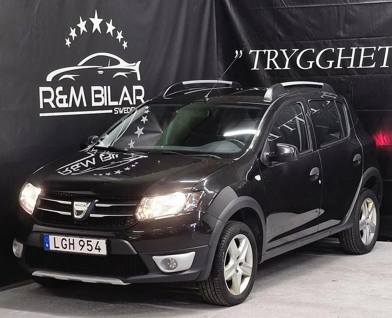 Svart Begagnad 2015 Dacia Sandero Halvkombi | 69 800 kr (Marknadspris) - Bild 1/4