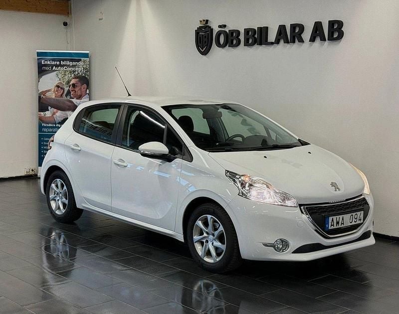 Vit Begagnad 2013 Peugeot 208 Halvkombi | 54 900 kr (Marknadspris) - Bild 1/4
