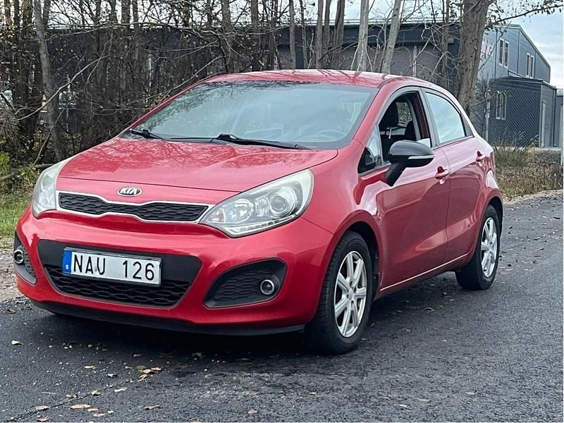 Röd Begagnad 2013 Kia Rio Halvkombi | 55 000 kr (Bra pris) - Bild 1/4