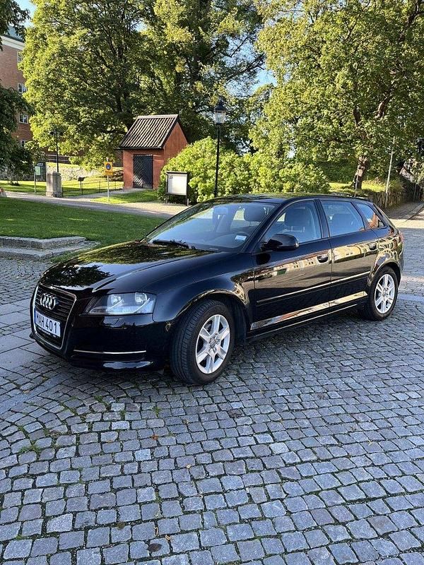 Svart Begagnad 2012 Audi A3 Sportback Attraction Halvkombi | 73 000 kr (Bra pris) - Bild 1/4