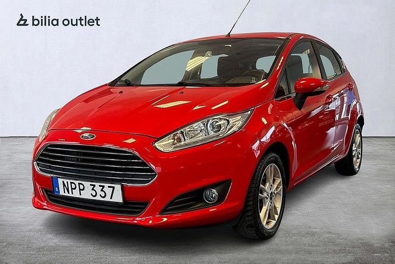 Begagnad Ford Fiesta Titanium 101 HK (74 kW) 2016 Röd Halvkombi