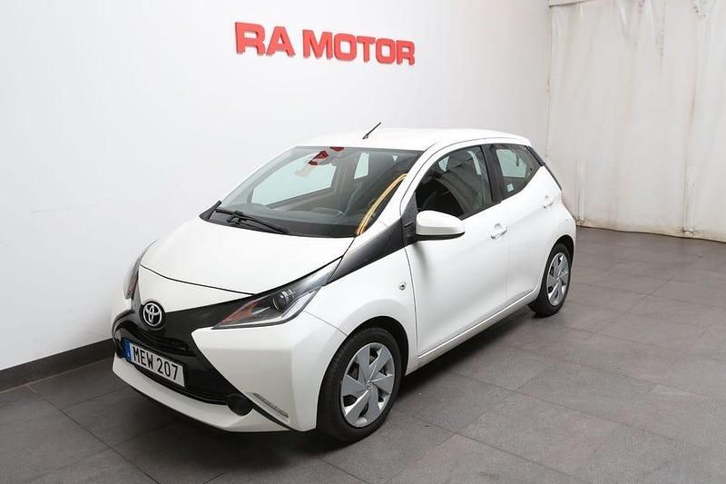 Vit Begagnad 2015 Toyota Aygo X-play Halvkombi | 79 800 kr (Marknadspris) - Bild 1/3