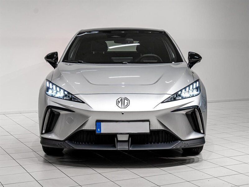 Grå Begagnad 2023 MG MG4 EV Halvkombi | 406 740 kr (Lite dyr) - Bild 1/4