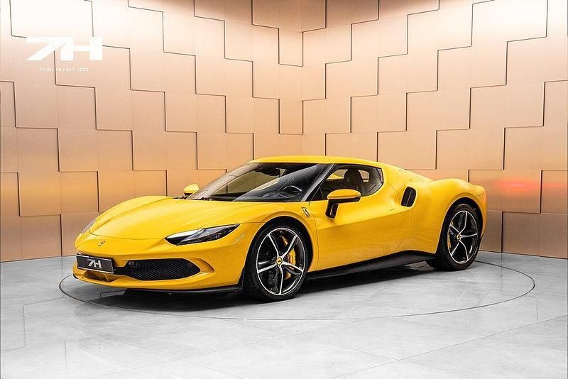 Svart (gul) Begagnad 2023 Ferrari 296 Sportkupé | 2 999 000 kr - Bild 1/4