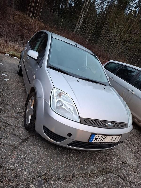 Begagnad 2005 Ford Fiesta Halvkombi | 21 000 kr (Marknadspris) - Bild 1/4