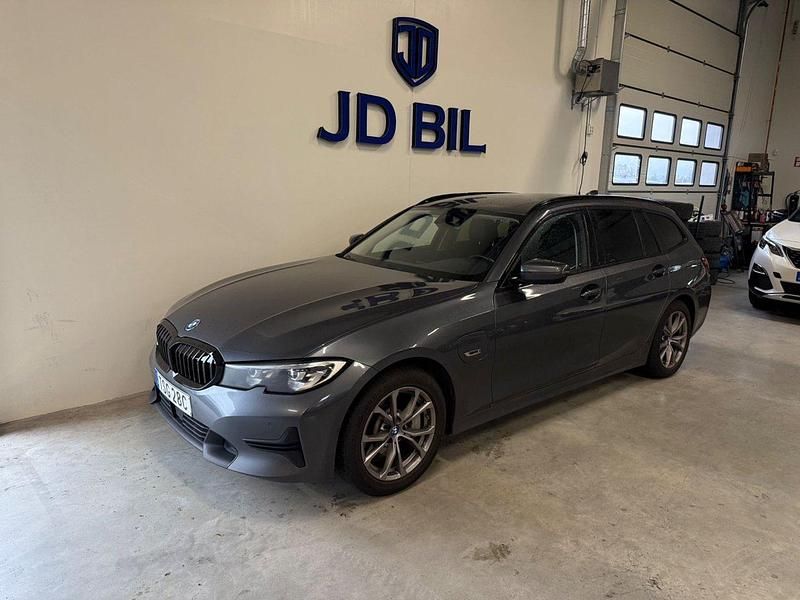 Grå Begagnad 2022 BMW 330e Sport Line Kombi | 249 800 kr (Superpris) - Bild 1/1