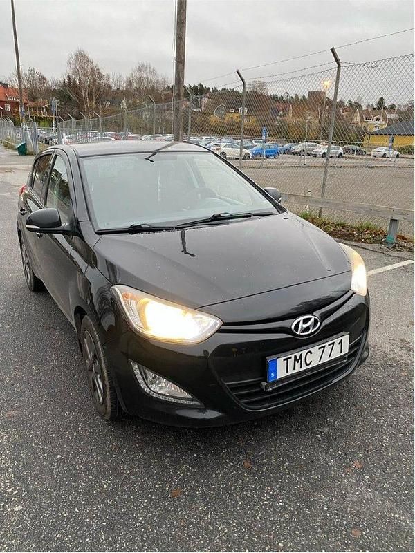 Svart Begagnad 2015 Hyundai i20 Select Halvkombi | 39 900 kr (Dyr) - Bild 1/4