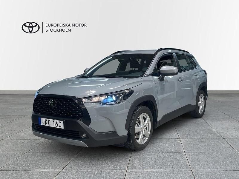 Grå Begagnad 2024 Toyota Corolla Cross Active SUV | 369 900 kr (Marknadspris) - Bild 1/4